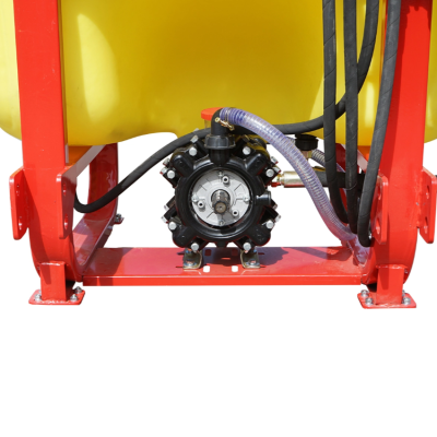Erbicidator cu bazin 600L si brat 12m, cu 25 diuze triple