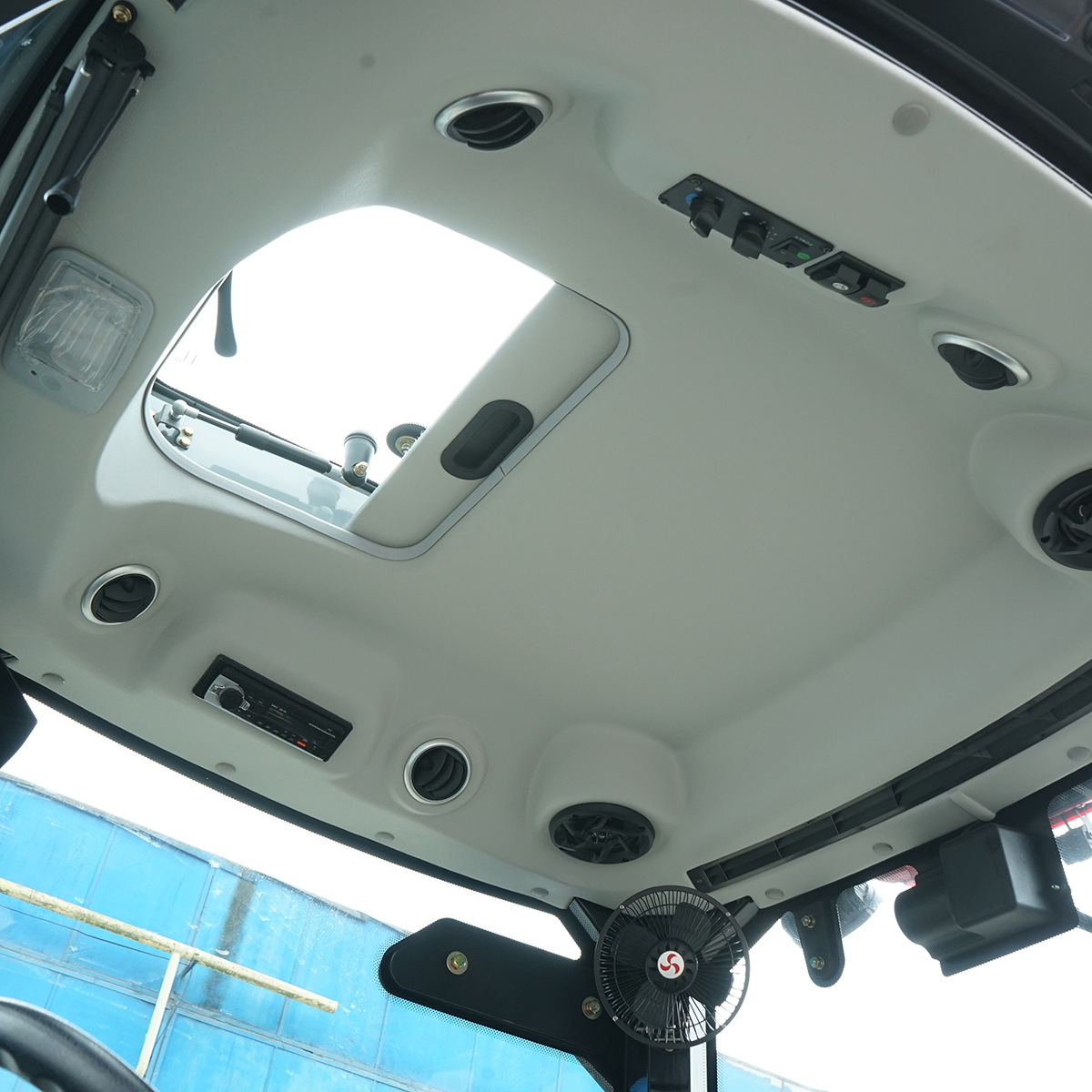 Tractor cu cabina 50HP, 4x4 inmatriculabil AGRI TRACKING 504