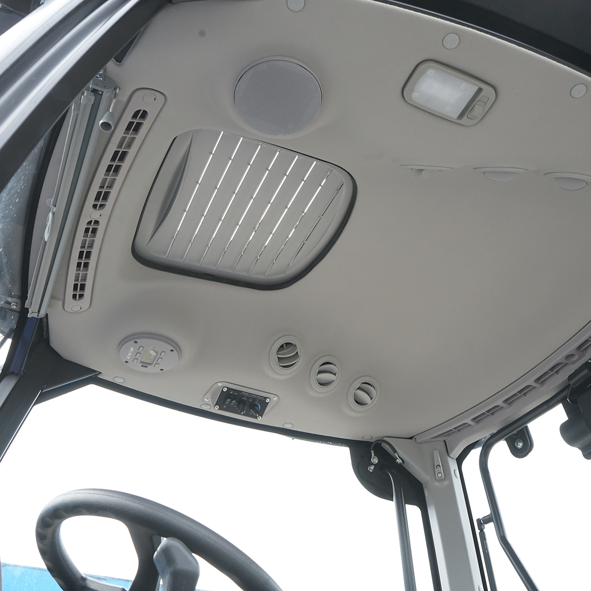 Tractor 50HP 4x4 cu cabina inmatriculabil, aer conditionat, motor Hyundai turbo diesel DM01 LOVOL M504
