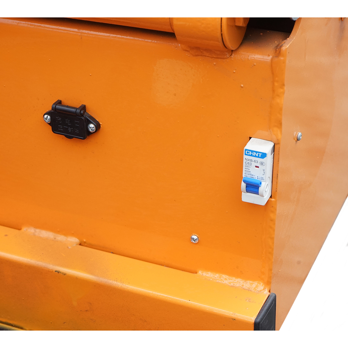 Mini incarcator frontal electric cu 3 roti, 2 motoare 1800W/1300W, baterie 48V/52Ah, capacitate ridicare 200kg, cupa 900x450x370mm
